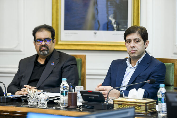 از راست: پیمان احتشامی، سرپرست معاونت نظارت بر منابع هیدروکربوری وزارت نفت و سعید توکلی، مدیرعامل شرکت ملی گاز ایران


