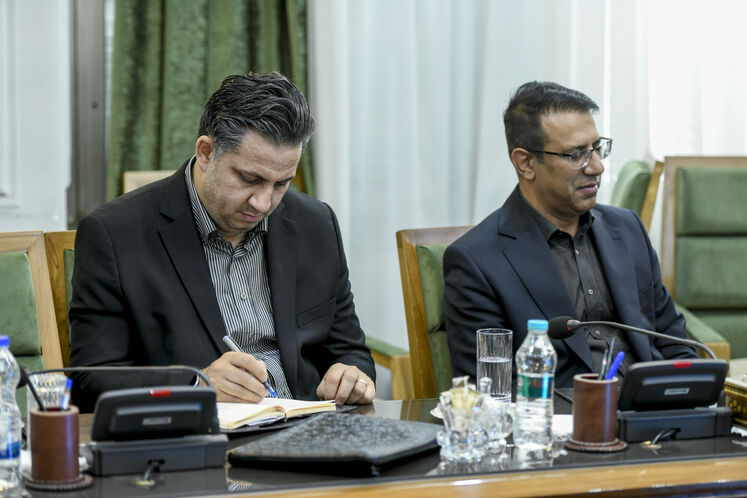  از چپ: سامان قدوسی، مدیرکل روابط عمومی و سخنگوی وزارت نفت و حسین حسین‌زاده، رئیس پیشین هیئت‌رئیسه صندوق‌های بازنشستگی، پس‌انداز و رفاه کارکنان صنعت نفت
