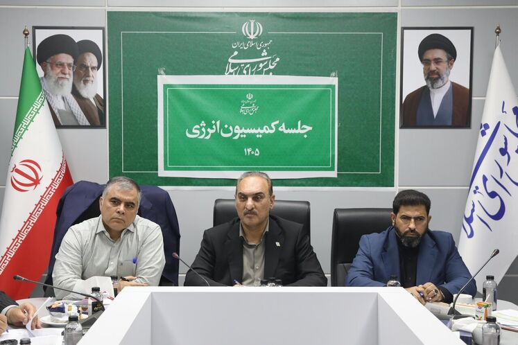 محمد کعب‌ عمیر، نایب رئیس دوم کمیسیون انرژی مجلس شورای اسلامی، فرهاد شهرکی، نایب رئیس اول و محسن ‌پاک‌نژاد، وزیر نفت