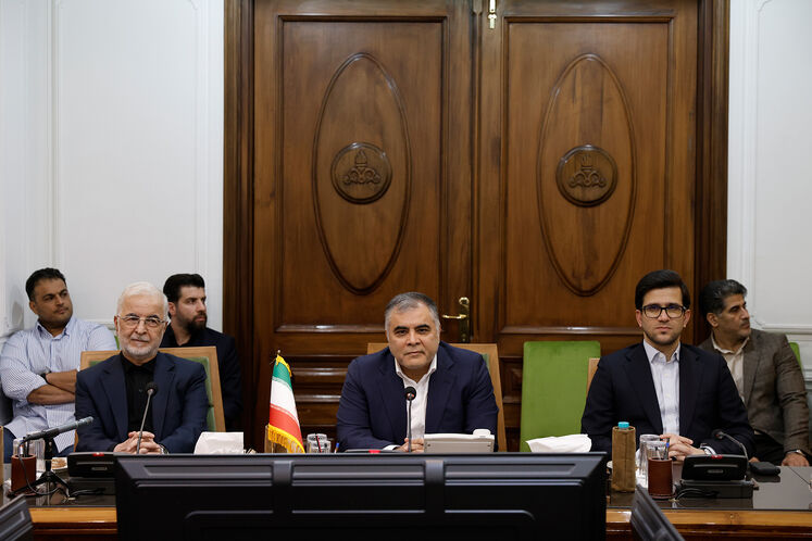 محمدصادق عظیمی‌فر، مدیرعامل شرکت ملی پالایش و پخش فرآورده‌های نفتی ایران، محسن پاک‌نژاد، وزیر نفت و اسکندر مؤمنی، وزیر کشور