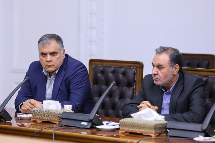 محسن پاک‌نژاد، وزیر نفت(سمت چپ)