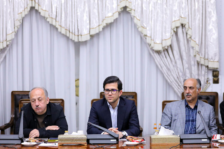 محمدصادق عظیمی‌فر، مدیرعامل شرکت ملی پالایش و پخش فرآورده‌های نفتی ایران(وسط)