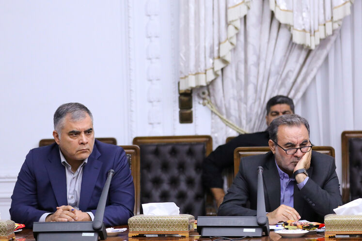 محسن پاک‌نژاد، وزیر نفت(سمت چپ)