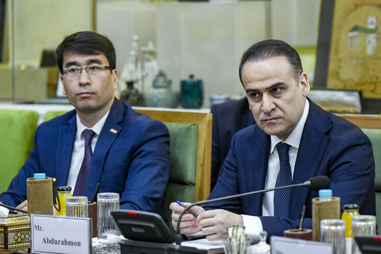 دیدار محسن پاک‌نژاد، وزیر نفت، با عظیم ابراهیم، وزیر حمل‌ونقل و دلیر جمعه، وزیر انرژی و منابع آب تاجیکستان