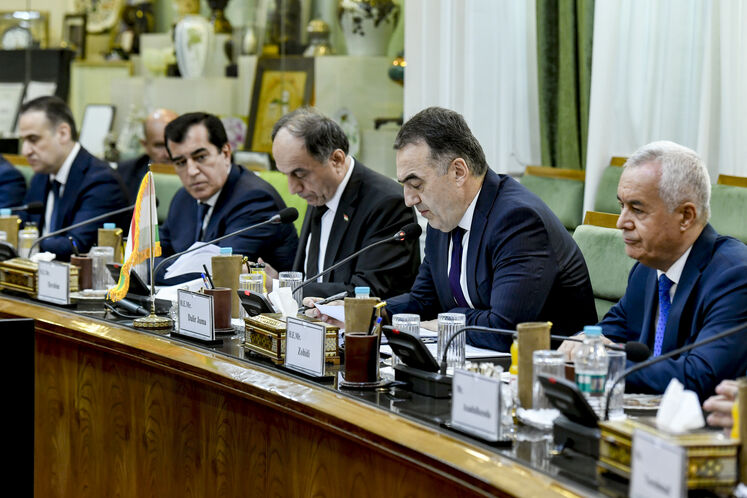 دیدار محسن پاک‌نژاد، وزیر نفت، با عظیم ابراهیم، وزیر حمل‌ونقل و دلیر جمعه، وزیر انرژی و منابع آب تاجیکستان