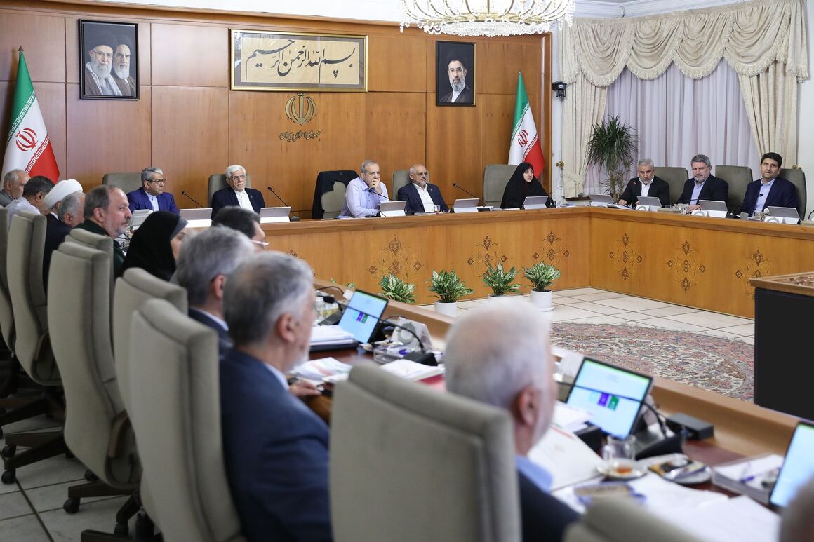 صرفهجویی در مصرف بنزین باید از دولت آغاز شود صرفهجویی در مصرف بنزین باید از دولت آغاز شود