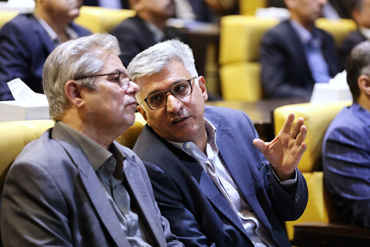 سید محی‌الدین جعفری، مدیر اکتشاف شرکت ملی نفت ایران، و فرخ علیخانی، مدیر برنامه‌ریزی تلفیقی شرکت ملی نفت ایران