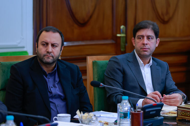 پیمان احتشامی، سرپرست معاونت نظارت بر منابع هیدروکربوری وزارت نفت و محسن پیر هادی، معاون امور حقوقی و مجلس وزارت نفت