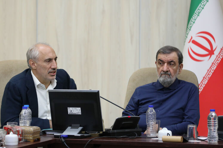 محسن رضایی، دبیر شورای عالی امنیت ملی و سید حمید پورمحمدی، معاون رئیس‌جمهور و رئیس سازمان برنامه و بودجه