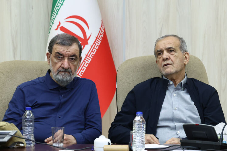  مسعود پزشکیان، رئیس‌جمهوری و محسن رضایی، دبیر شورای عالی امنیت ملی 