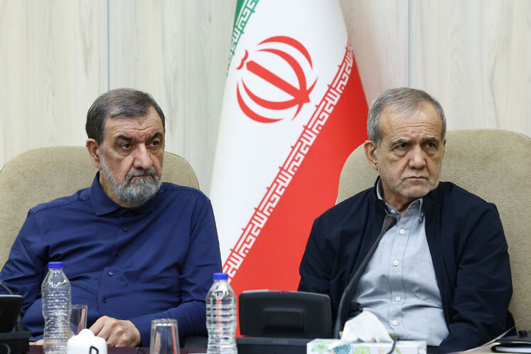  مسعود پزشکیان، رئیس‌جمهوری و محسن رضایی، دبیر شورای عالی امنیت ملی 