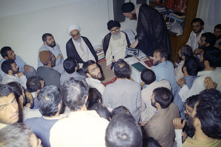 دیدار مهارکنندگان چاه‌های نفت نوروز در خلیج فارس با محمد غرضی وزیر نفت و آیت‌الله مرعشی نجفی در قم در سال ۱۳۶۲