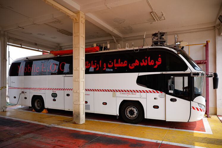 ایستگاه شماره ۲؛
خودروی فرماندهی عملیات و ارتباطات آتش‌نشانی، یکی از تجهیزات مهم در مدیریت و هماهنگی عملیات است؛ این خودرو با فراهم‌کردن امکانات ارتباطی و فرماندهی، نقش مهمی در هدایت نیروها و پشتیبانی از عملیات‌های امدادی و اطفای حریق ایفا می‌کند.