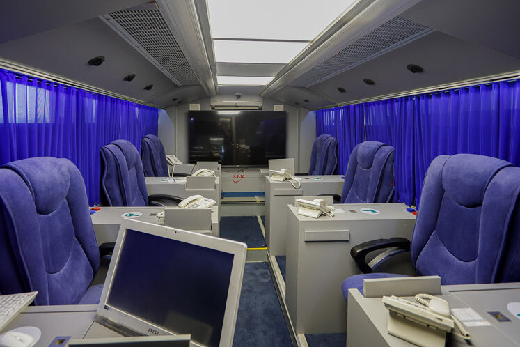 ایستگاه شماره ۲؛
خودروی فرماندهی عملیات و ارتباطات آتش‌نشانی، یکی از تجهیزات مهم در مدیریت و هماهنگی عملیات است؛ این خودرو با فراهم‌کردن امکانات ارتباطی و فرماندهی، نقش مهمی در هدایت نیروها و پشتیبانی از عملیات‌های امدادی و اطفای حریق ایفا می‌کند.