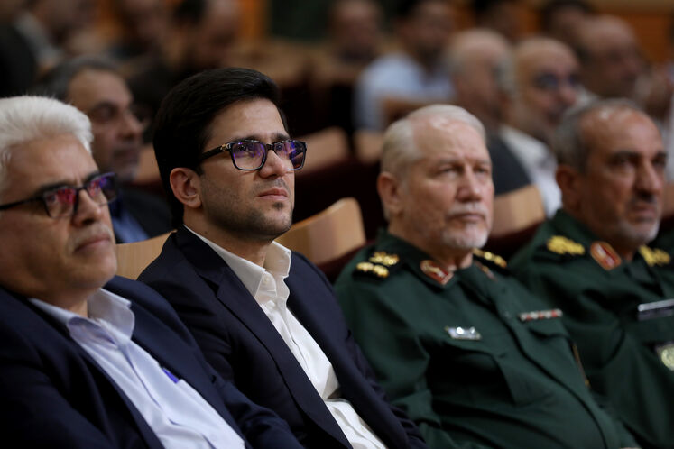 از چپ : کرامت ویس‌کرمی، مدیرعامل شرکت ملی پخش فرآورده‌های نفتی ایران محمدصادق عظیمی‌فر، مدیرعامل شرکت ملی پالایش و پخش فرآورده‌های نفتی ایران و سید یحیی رحیم صفوی،مشاور عالی رهبر جمهوری اسلامی ایران 