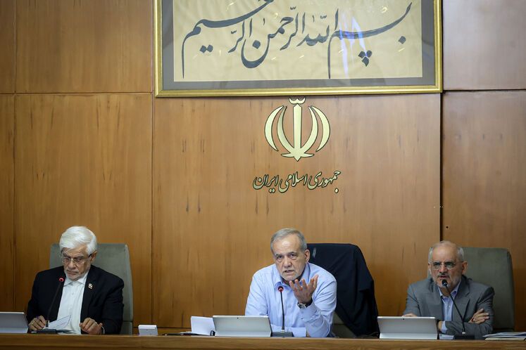 محسن حاجی میرزایی، رئیس دفتر رئیس‌جمهور و مسعود پزشکیان، رئیس‌جمهوری و محمدرضا عارف، معاون اول رئیس‌جمهوری