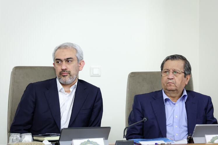 عبدالناصر همتی، رئیس بانک مرکزی جمهوری اسلامی ایران و سیدعلی مدنی‌زاده، وزیر امور اقتصادی و دارایی