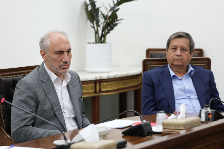  عبدالناصر همتی، رئیس بانک مرکزی جمهوری اسلامی ایران و سیدحمید پورمحمدی، رئیس سازمان برنامه و بودجه