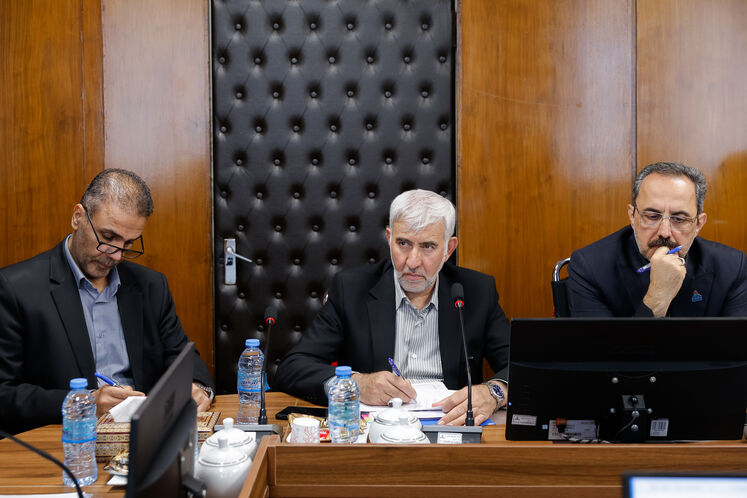 از سمت راست: آرین نصیری، مدیر توسعه منابع انسانی شرکت ملی گاز ایران و هوشنگ صیدالی، مدیر هماهنگی امور گازرسانی شرکت ملی گاز ایران و مسعود رحیمی، مدیر کل بازرسی، نظارت بر عملکرد و رسیدگی به شکایات وزارت نفت