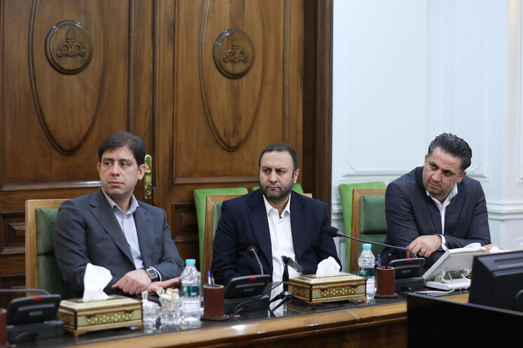  از چپ: پیمان احتشامی، سرپرست معاونت نظارت بر منابع هیدروکربوری وزارت نفت، محسن پیرهادی، معاون امور حقوقی و مجلس وزارت نفت و سامان قدوسی، مدیرکل روابط عمومی و سخنگوی وزارت نفت