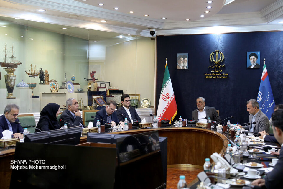 برای سربلندی کشور باید با نگاه ملی تلاش کنیم