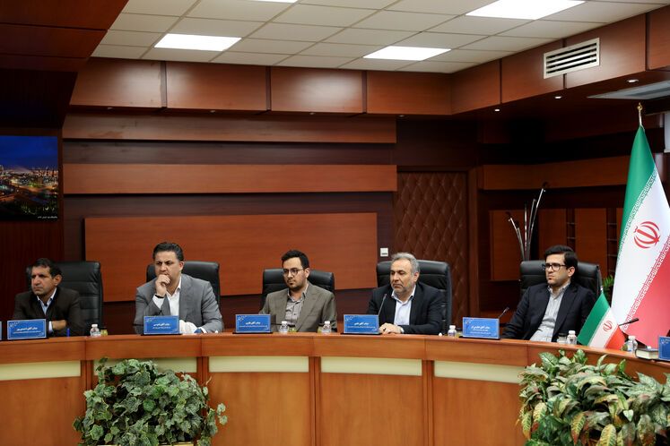 نشست سرپرست وزارت نفت با مدیر عامل و مدیران شرکت ملی پالایش و پخش فرآورده های نفتی