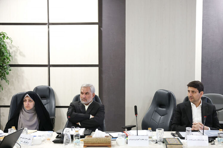 ستار هاشمی، وزیر ارتباطات و فناوری اطلاعات، محسن اسماعیلی، معاون راهبردی و امور مجلس رئیس جمهوری و زهرا بهروز آذر، معاون رئیس‌جمهور در امور زنان و خانواده 