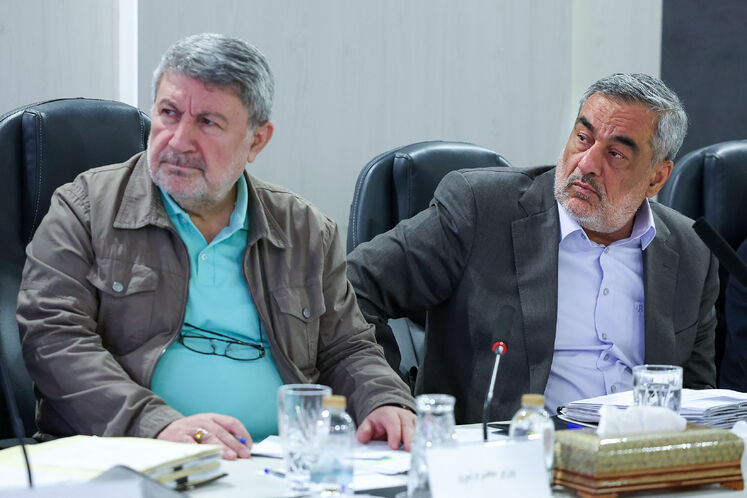 حمید بورد، سرپرست وزارت نفت و الیاس حضرتی، رئیس شورای اطلاع‌رسانی دولت