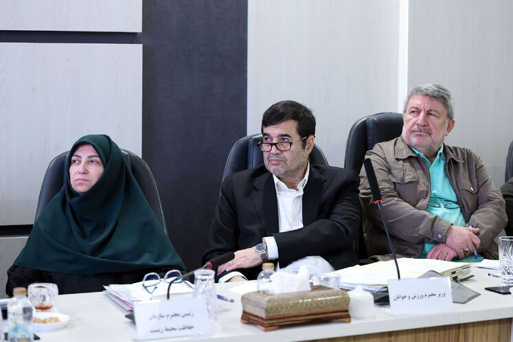 الیاس حضرتی، رئیس شورای اطلاع‌رسانی دولت، احمد دنیامالی، وزیر ورزش و جوانان و شینا انصاری، معاون رئیس‌‌جمهوری و رئیس سازمان حفاظت محیط زیست 