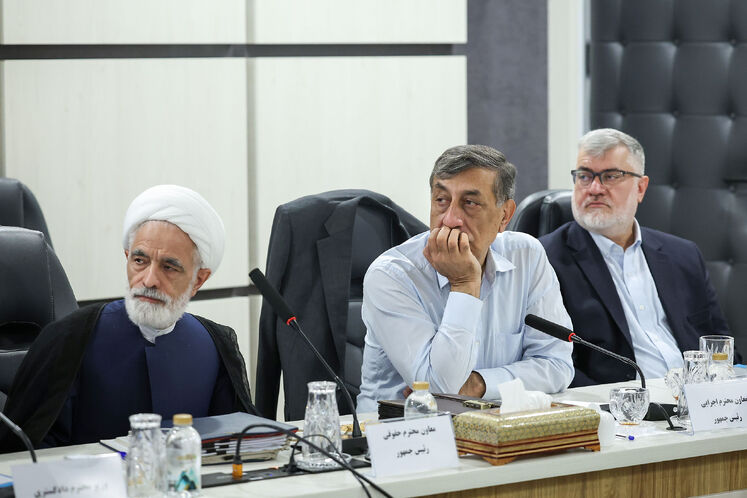 محمدجعفر قائم‌پناه، معاون اجرایی رئیس‌جمهور و سرپرست نهاد ریاست‌جمهوری و مجید انصاری، معاون حقوقی رئیس‌جمهور