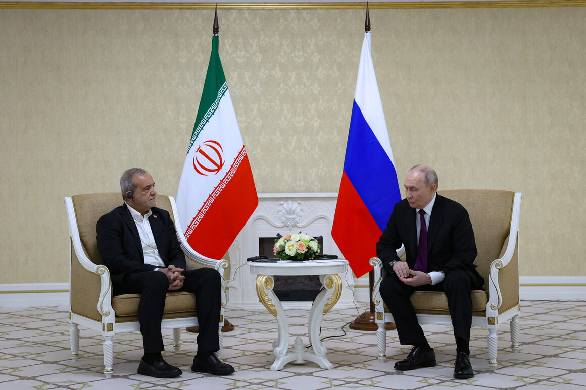Pezeshkian, Putin meet in Turkmenistan, pledge closer economic ties