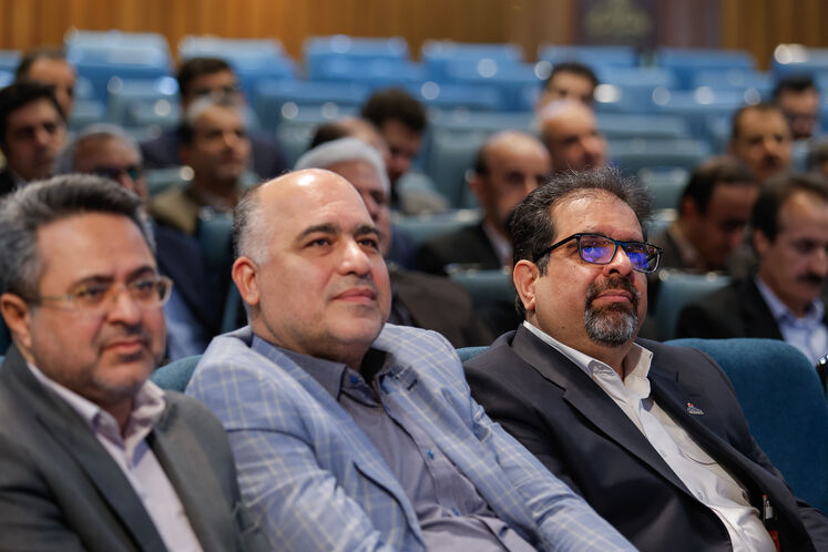 از راست: سعید توکلی، مدیرعامل شرکت ملی گاز ایران و  شهرام احمدی، مدیرکل بهداشت، ایمنی و محیط زیست وزارت نفت و علیرضا شکوهیان، مدیر بهداشت،ایمنی، محیط زیست و پدافند غیرعامل شرکت ملی گاز ایران