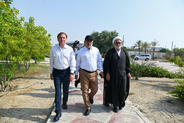 حمید بورد، سر‌پرست وزارت نفت ادای احترام به مقام شامخ شهدا - عسلویه