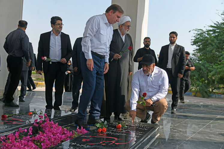 حمید بورد، سر‌پرست وزارت نفت ادای احترام به مقام شامخ شهدا - عسلویه