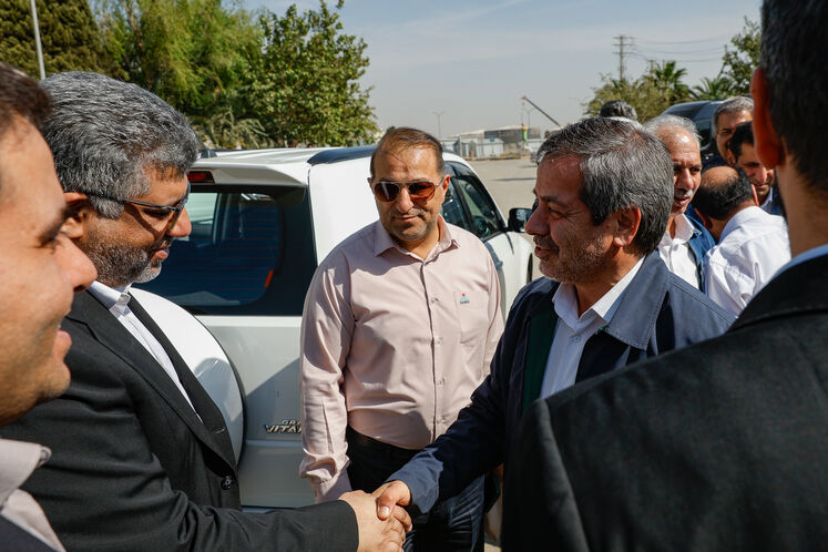 بازدید بازرس امور نفت سازمان بازرسی کل کشور از خطوط و مخازن آسیب‌دیده انبار نفت (ری) در جنگ تحمیلی سوم