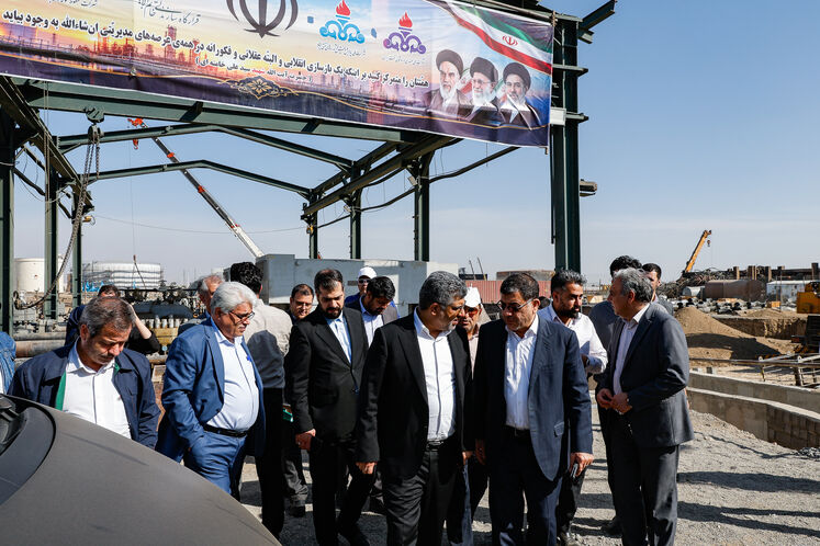 بازدید بازرس امور نفت سازمان بازرسی کل کشور از خطوط و مخازن آسیب‌دیده انبار نفت (ری) در جنگ تحمیلی سوم