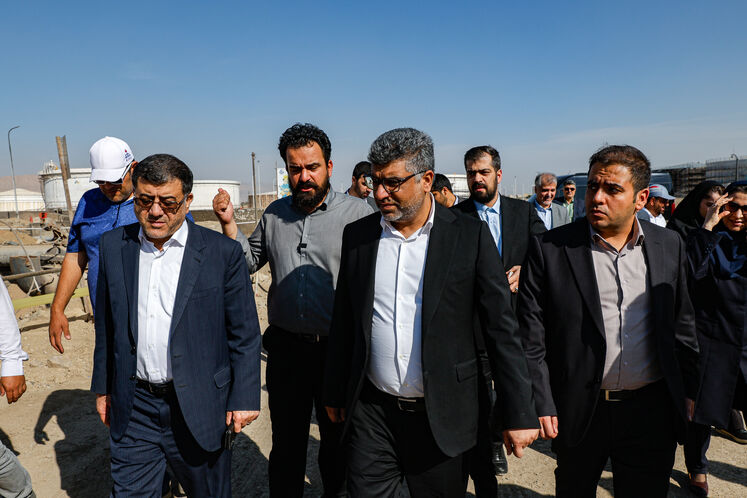 بازدید بازرس امور نفت سازمان بازرسی کل کشور از خطوط و مخازن آسیب‌دیده انبار نفت (ری) در جنگ تحمیلی سوم