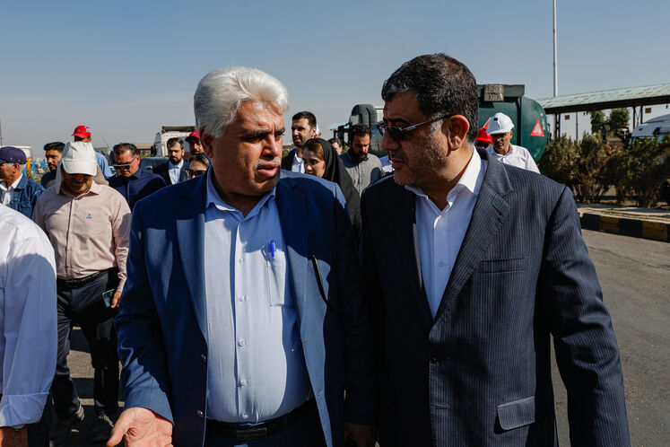 بازدید بازرس امور نفت سازمان بازرسی کل کشور از خطوط و مخازن آسیب‌دیده انبار نفت (ری) در جنگ تحمیلی سوم