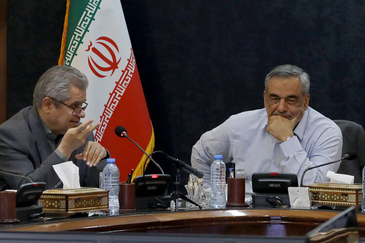 حمید بورد، سرپرست وزارت نفت و فرخ علیخانی، مدیر برنامه‌ریزی تلفیقی شرکت ملی نفت ایران 