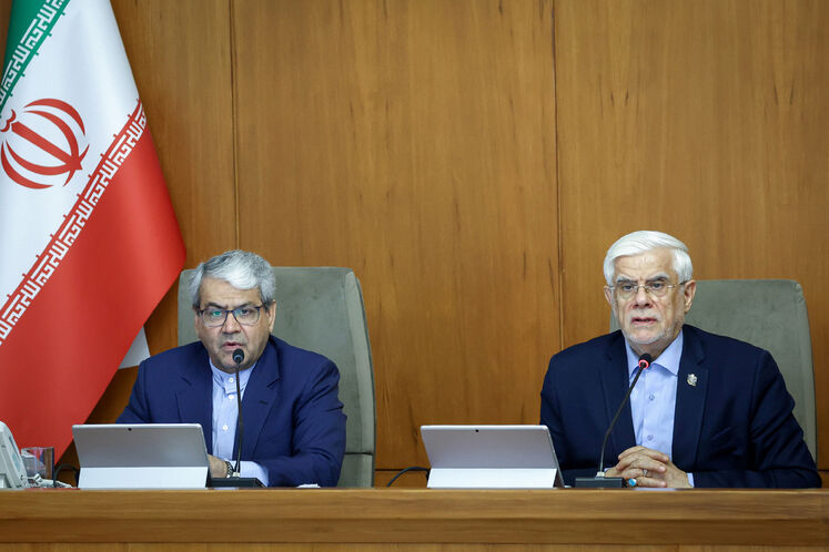 محمدرضا عارف، معاون اول رئیس‌جمهوری و سید کامل تقوی نژاد، دبیر هیئت دولت 