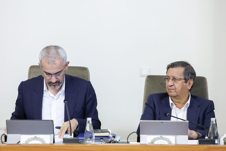 عبدالناصر همتی، رئیس بانک مرکزی و سیدعلی مدنی‌زاده، وزیر امور اقتصادی و دارایی
