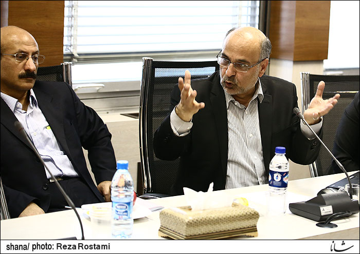 ایران برای توسعه میدانهای نفت و گاز خود مناقصه برگزار می کند