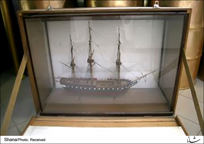 ماکت کشتی جنگی انگلیسی به موزه نفت اهدا شد