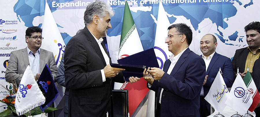 پژوهشگاه صنعت نفت و شرکت نفت مناطق مرکزی ایران تفاهمنامه همکاری امضا کردند