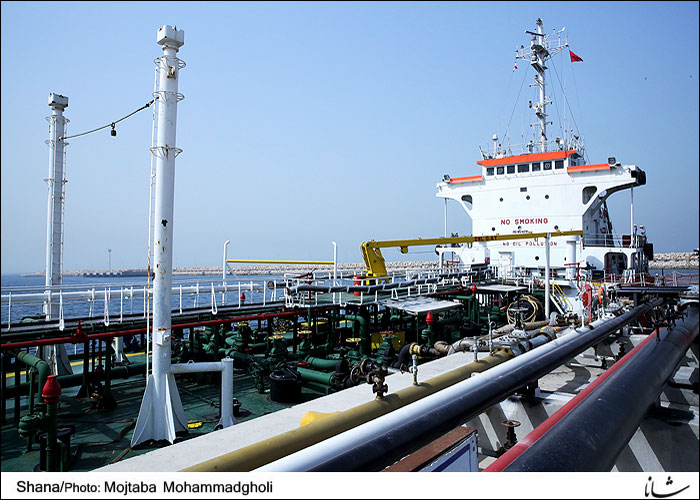اسکله صادرات نفت امارات در خارج از خلیج فارس آغاز به‌کار کرد