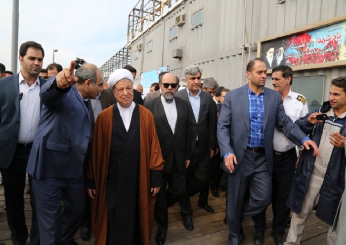 رئیس مجمع تشخیص مصلحت نظام از تاسیسات نفتی جزیره خارک بازدید کرد