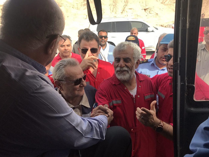 وزیر نفت از موقعیت چاه مشتعل 147 میدان رگ سفید بازدید کرد