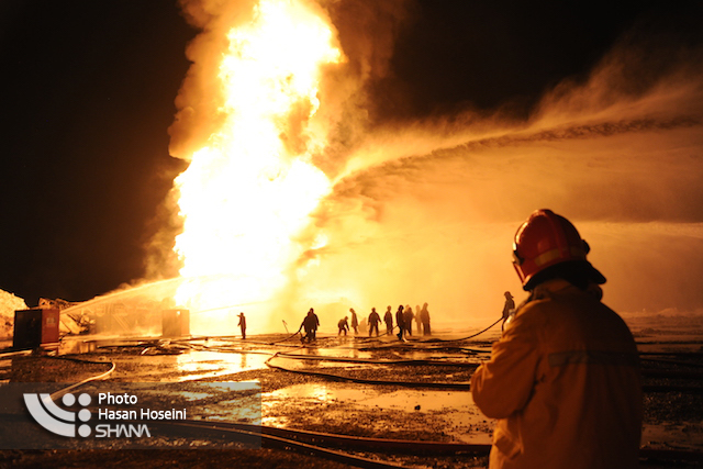 مهارگران در شرایط بسیار سختی با آتش چاه 147 رگ‎سفید مقابله می‎کنند