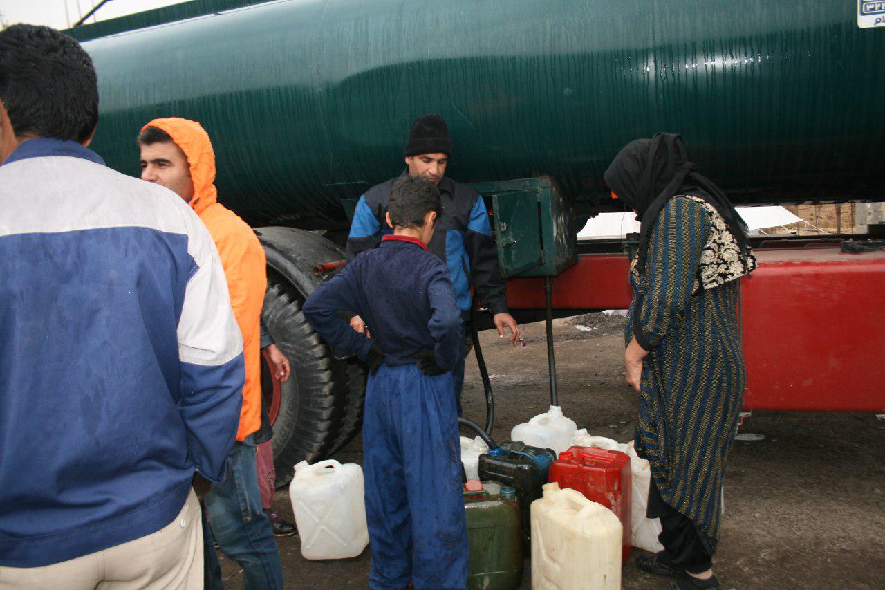 توزیع نفت سفید رایگان در مناطق زلزله‌زده استان کرمان