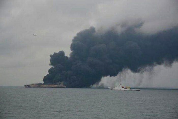 عملیات برای نجات 32 خدمه نفتکش ایرانی ادامه دارد